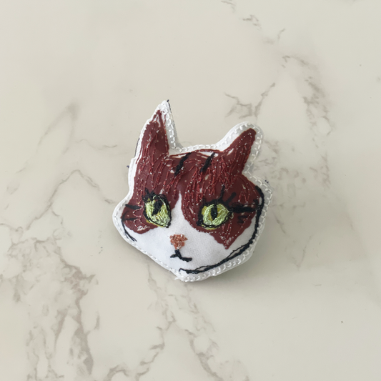 ラブコCATS顔ブローチ
