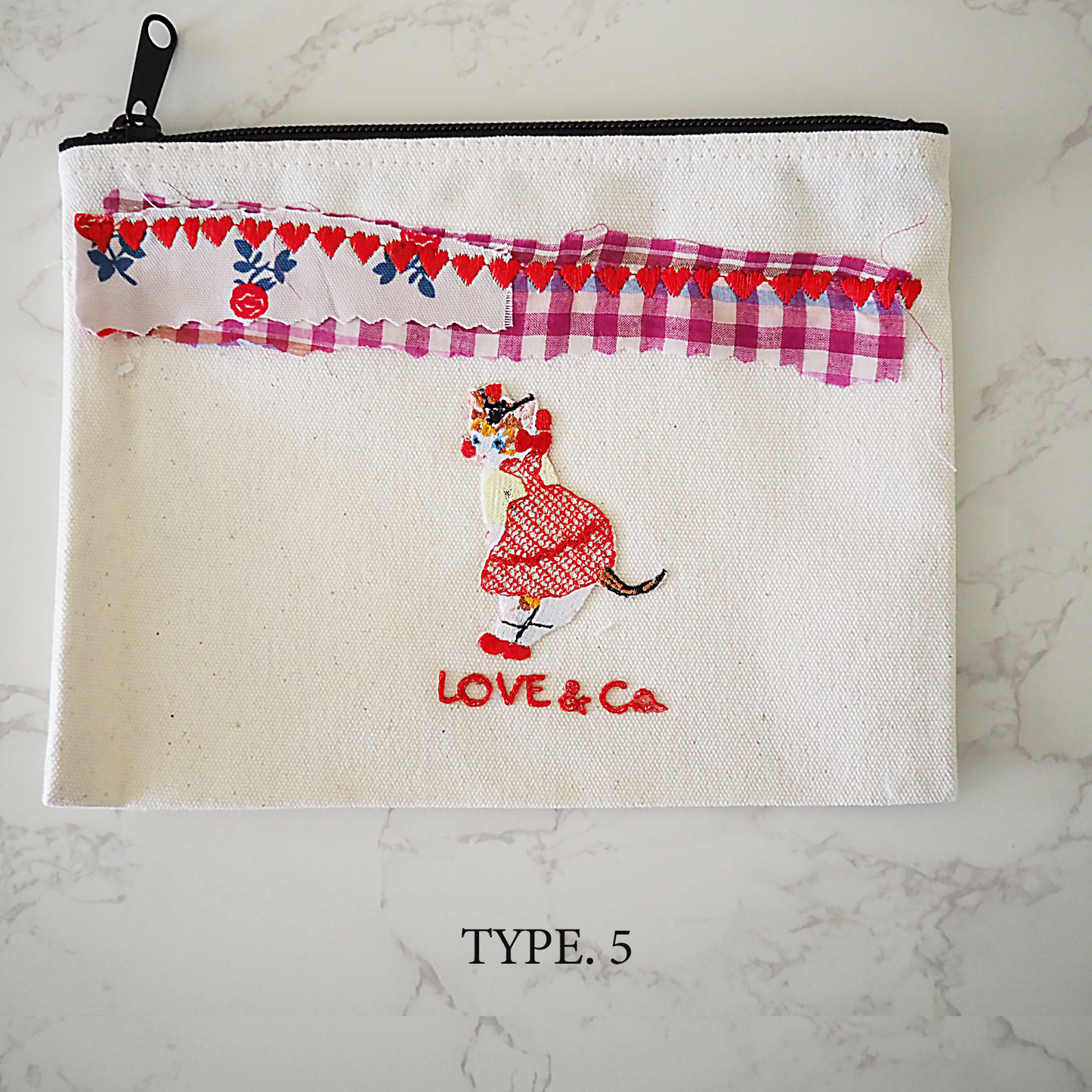 ピノ子の刺繍のフラットポーチ【ぼったくりチェキつき】