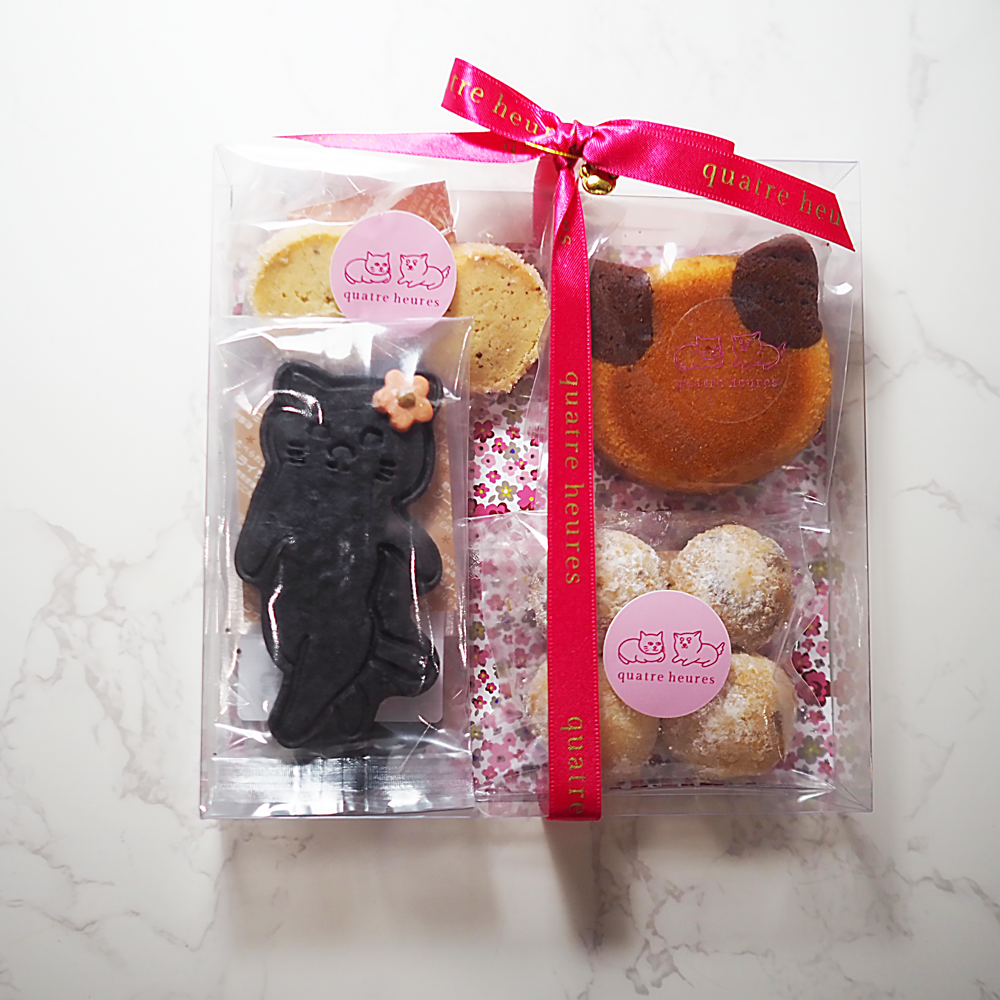 お散歩おかみちゃんのお菓子セット（マスコット付き）