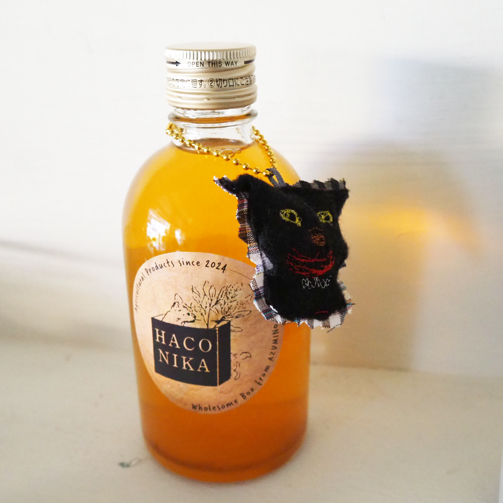 Haconikaのスパイスアップルジュース＆おかみちゃんの刺繍のマスコット