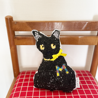 みつおのもじゃもじゃ刺繍クッション with ミニバッジ