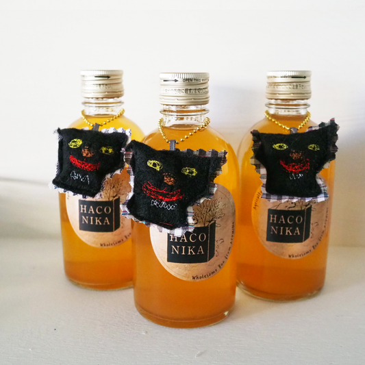 Haconikaのスパイスアップルジュース＆おかみちゃんの刺繍のマスコット