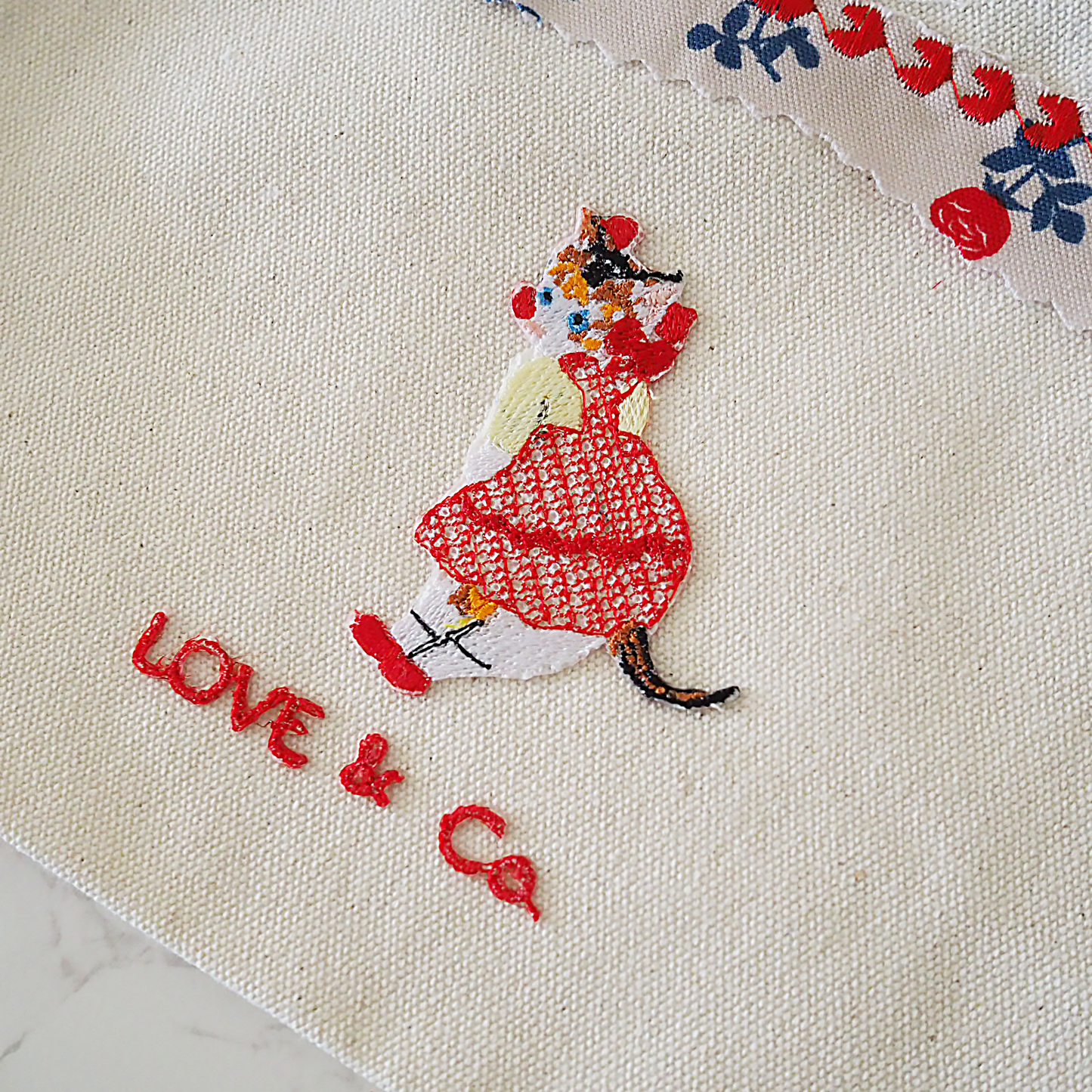 ピノ子の刺繍のフラットポーチ【ぼったくりチェキつき】