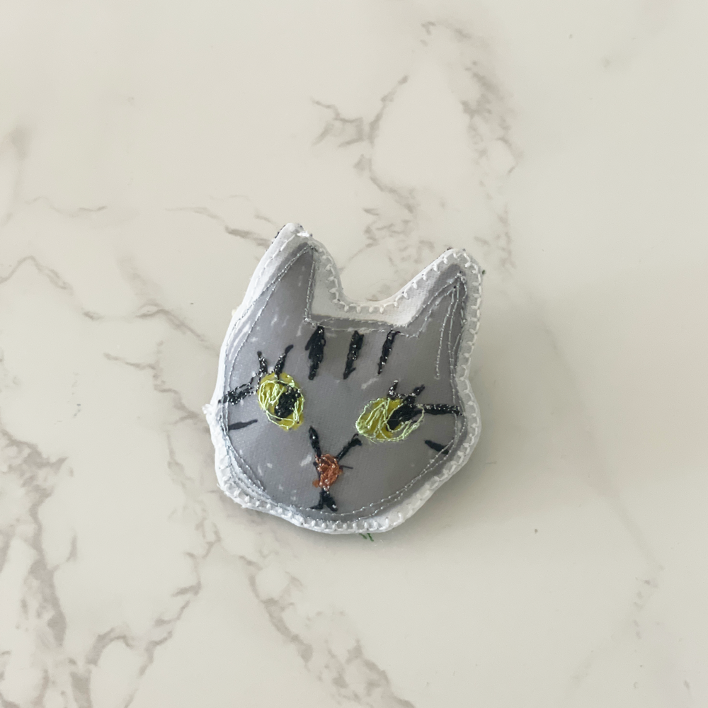 ラブコCATS顔ブローチ