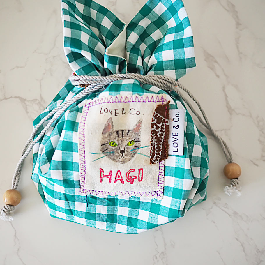 HANDMADEのラブコCATS巾着と招き猫せんべいセット