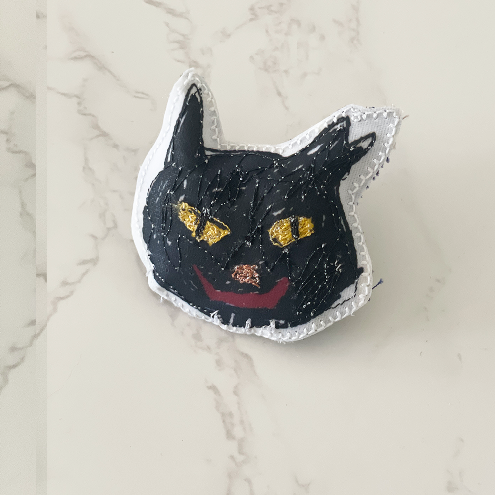 ラブコCATS顔ブローチ