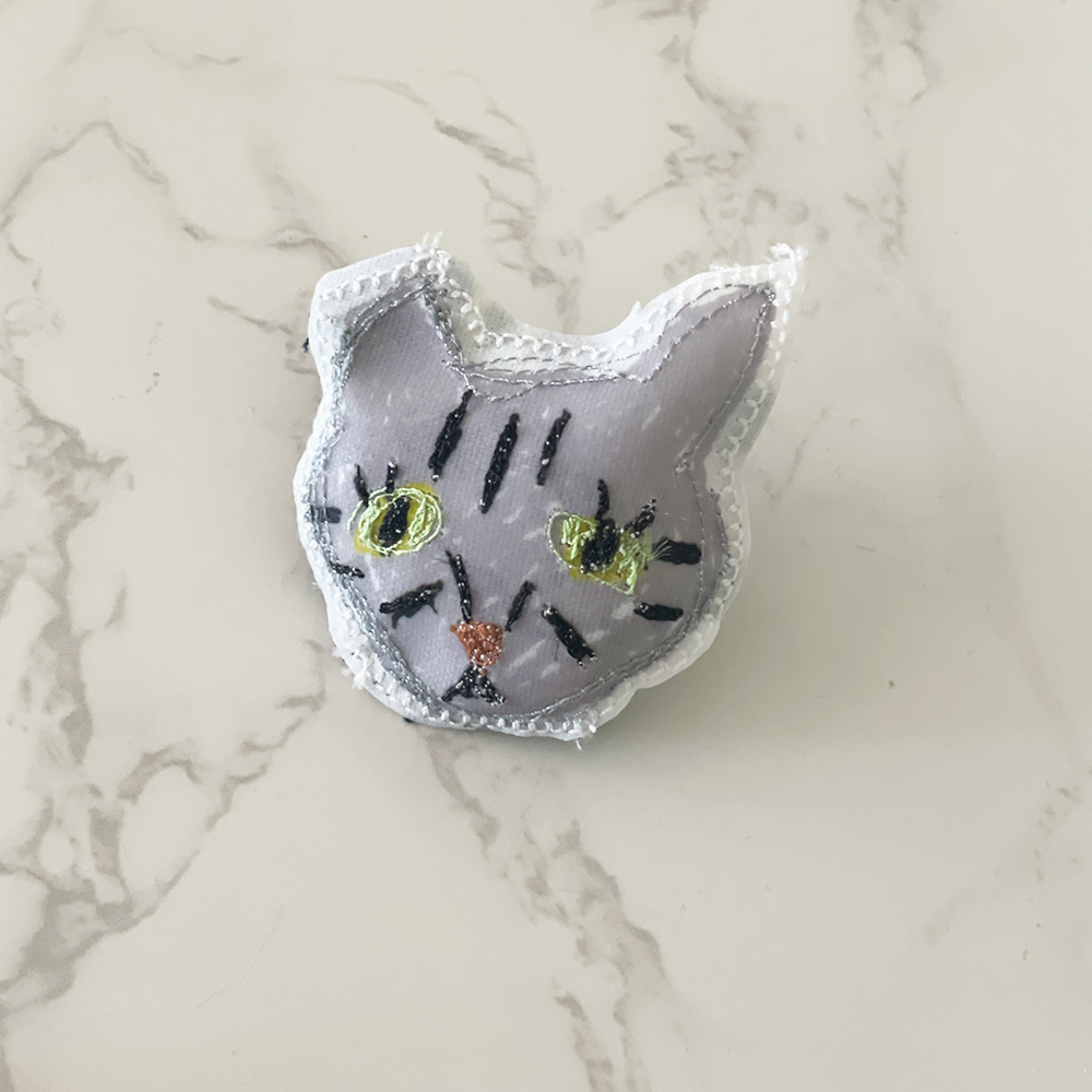ラブコCATS顔ブローチ