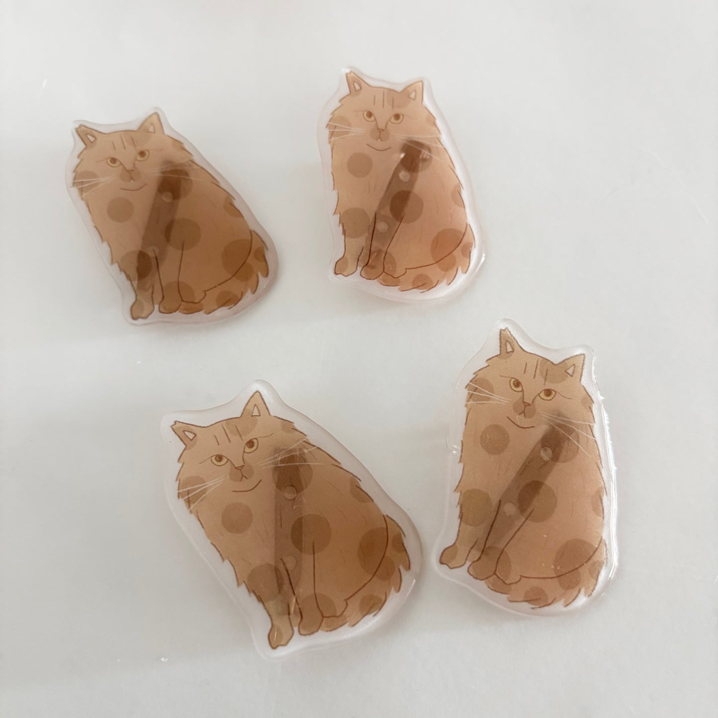 そればなさんの白チョコいちご&ロッテンマイヤーのクリアブローチ