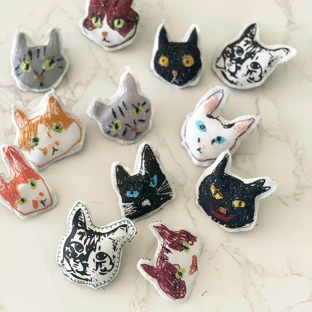ラブコCATS顔ブローチ