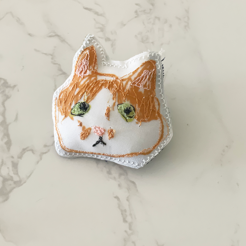 ラブコCATS顔ブローチ