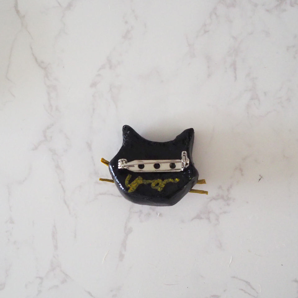 HANDMADEのおかみちゃん顔ブローチ