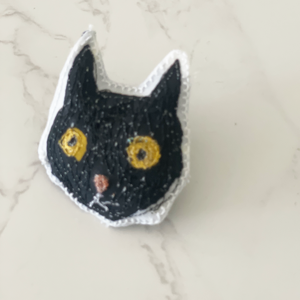 ラブコCATS顔ブローチ