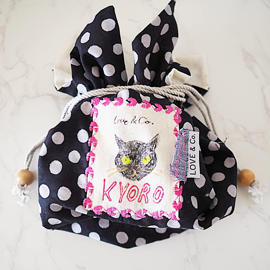 HANDMADEのラブコCATS巾着と招き猫せんべいセット