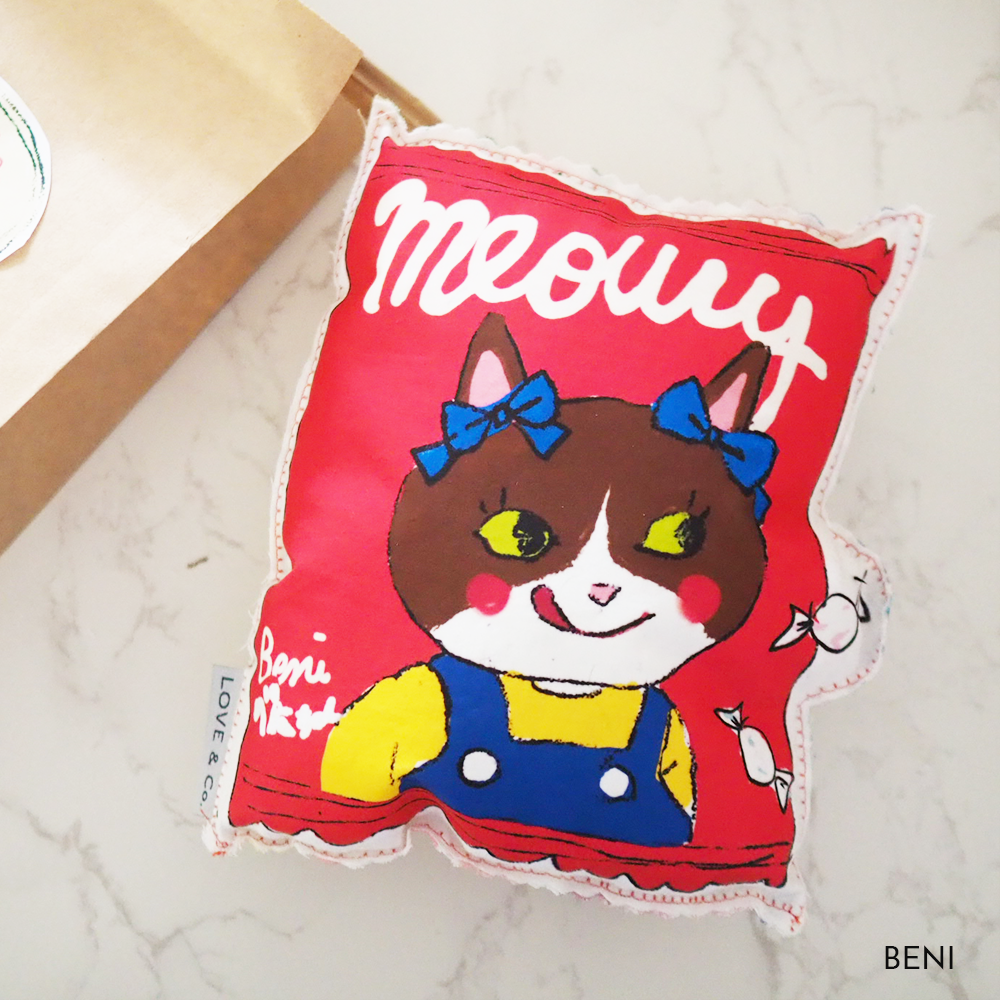 ラブコMART 　ラブコCATSのカレンダークッション (次回使えるお得なクーポン付き）