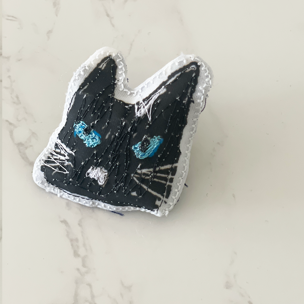 ラブコCATS顔ブローチ