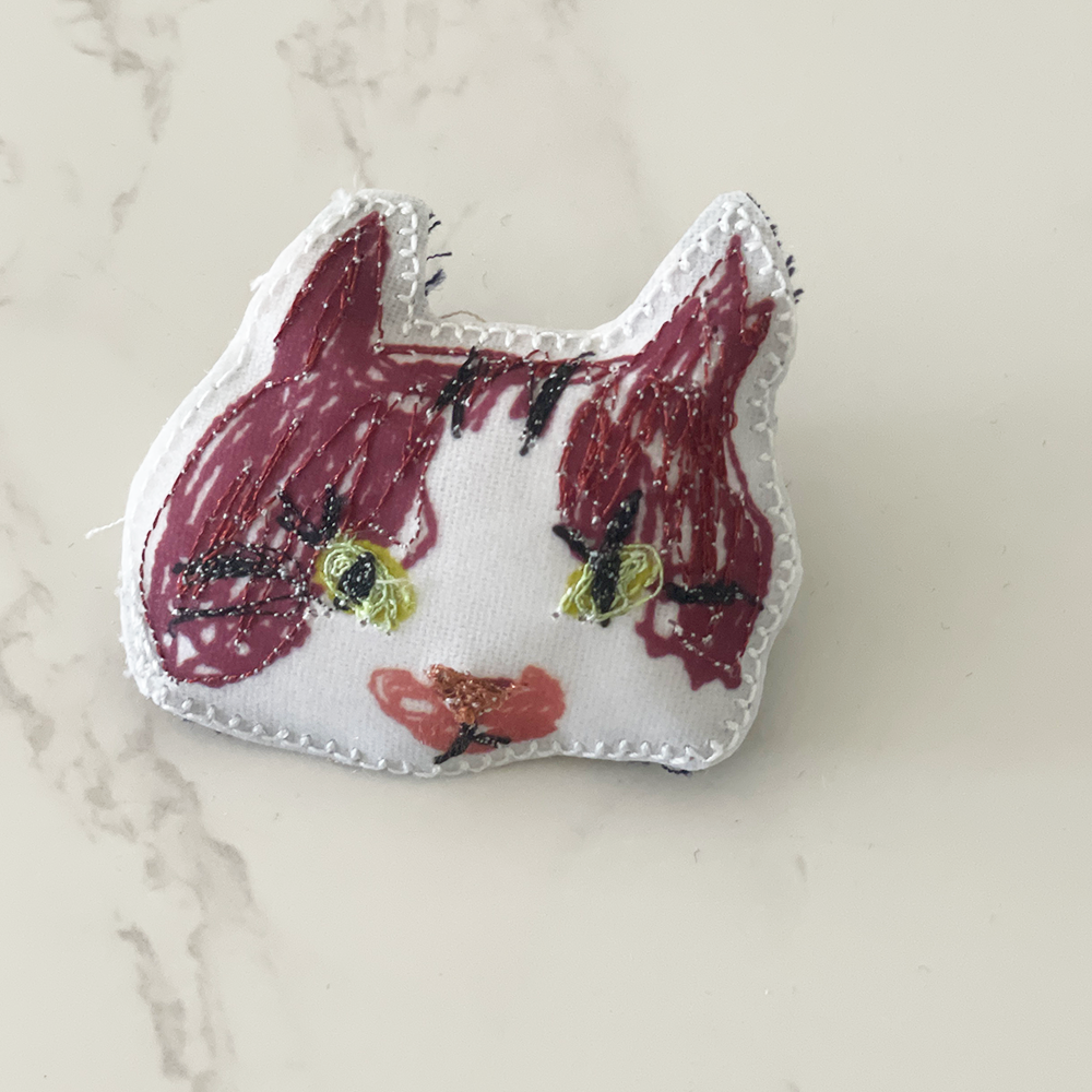 ラブコCATS顔ブローチ