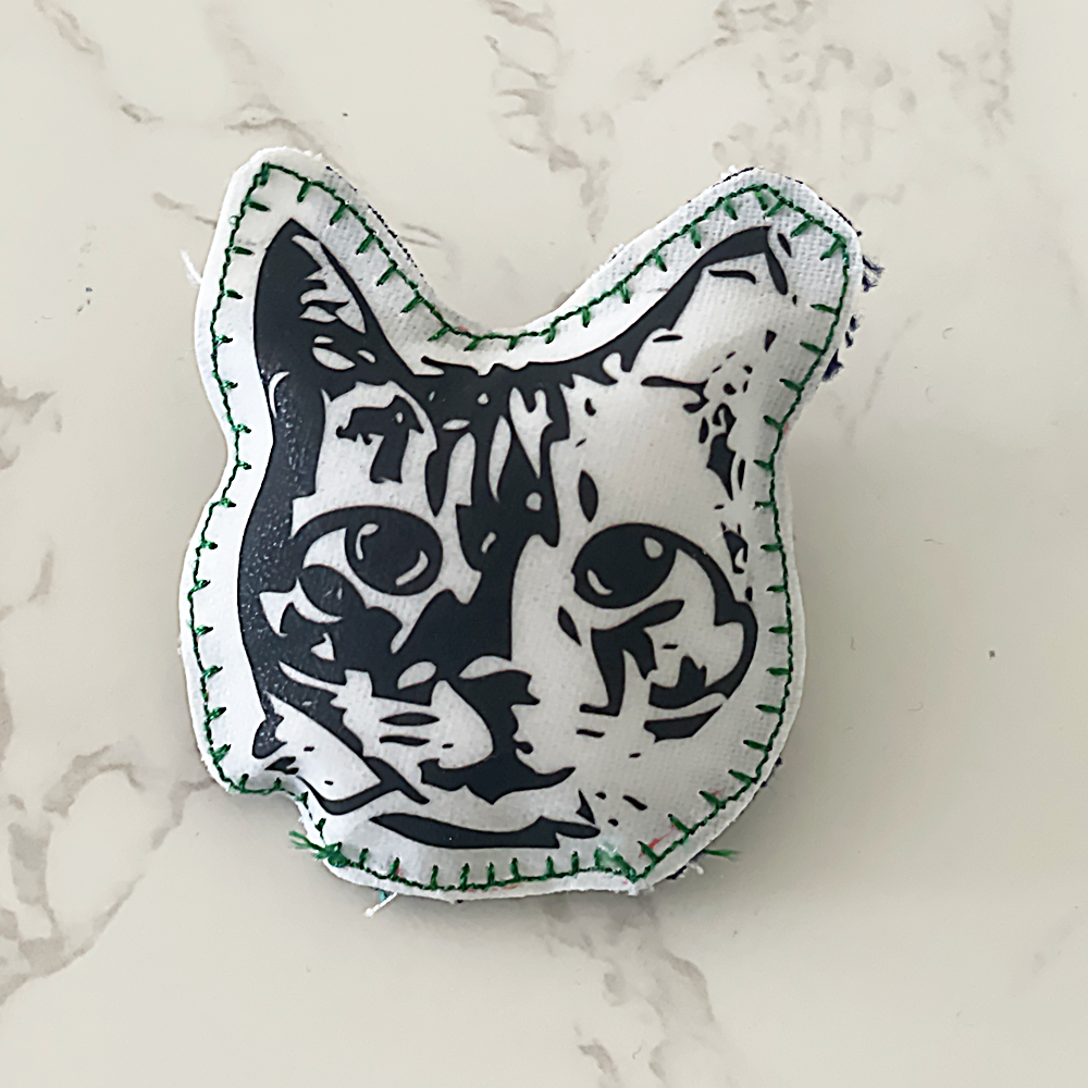 ラブコCATS顔ブローチ