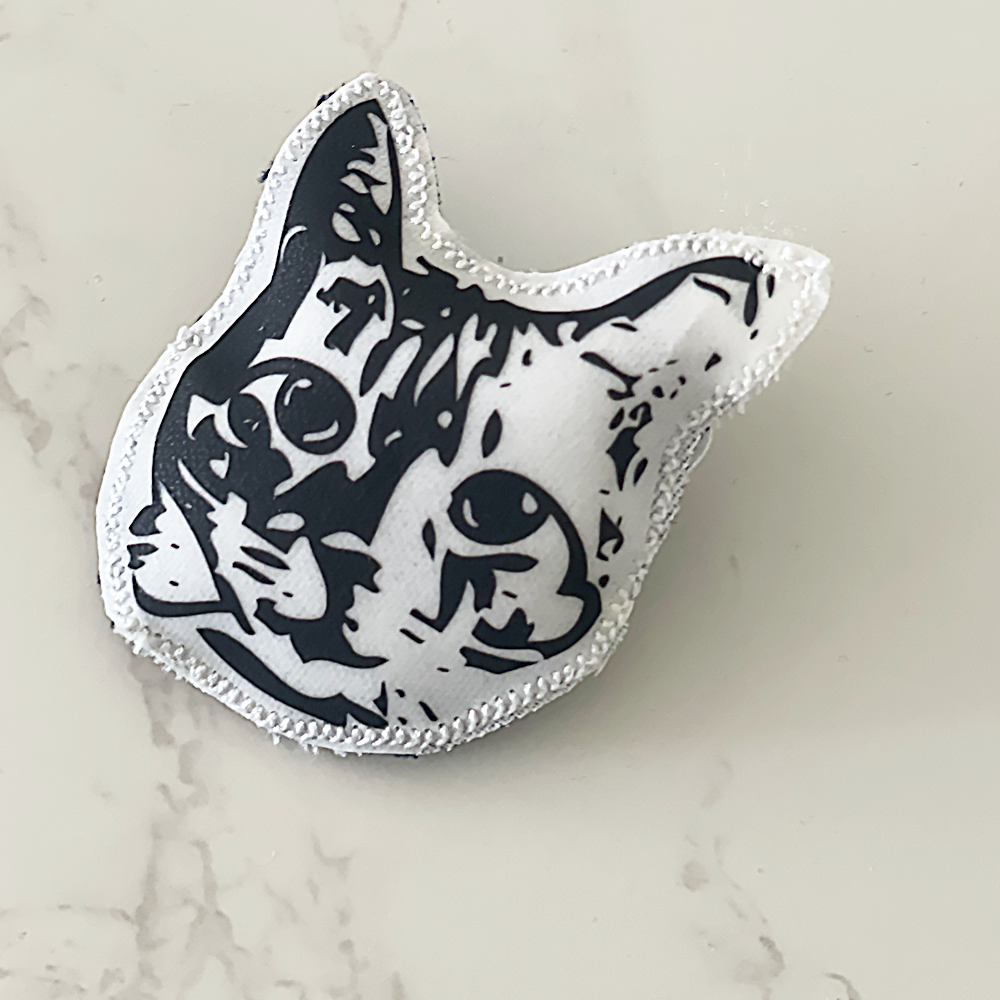 ラブコCATS顔ブローチ