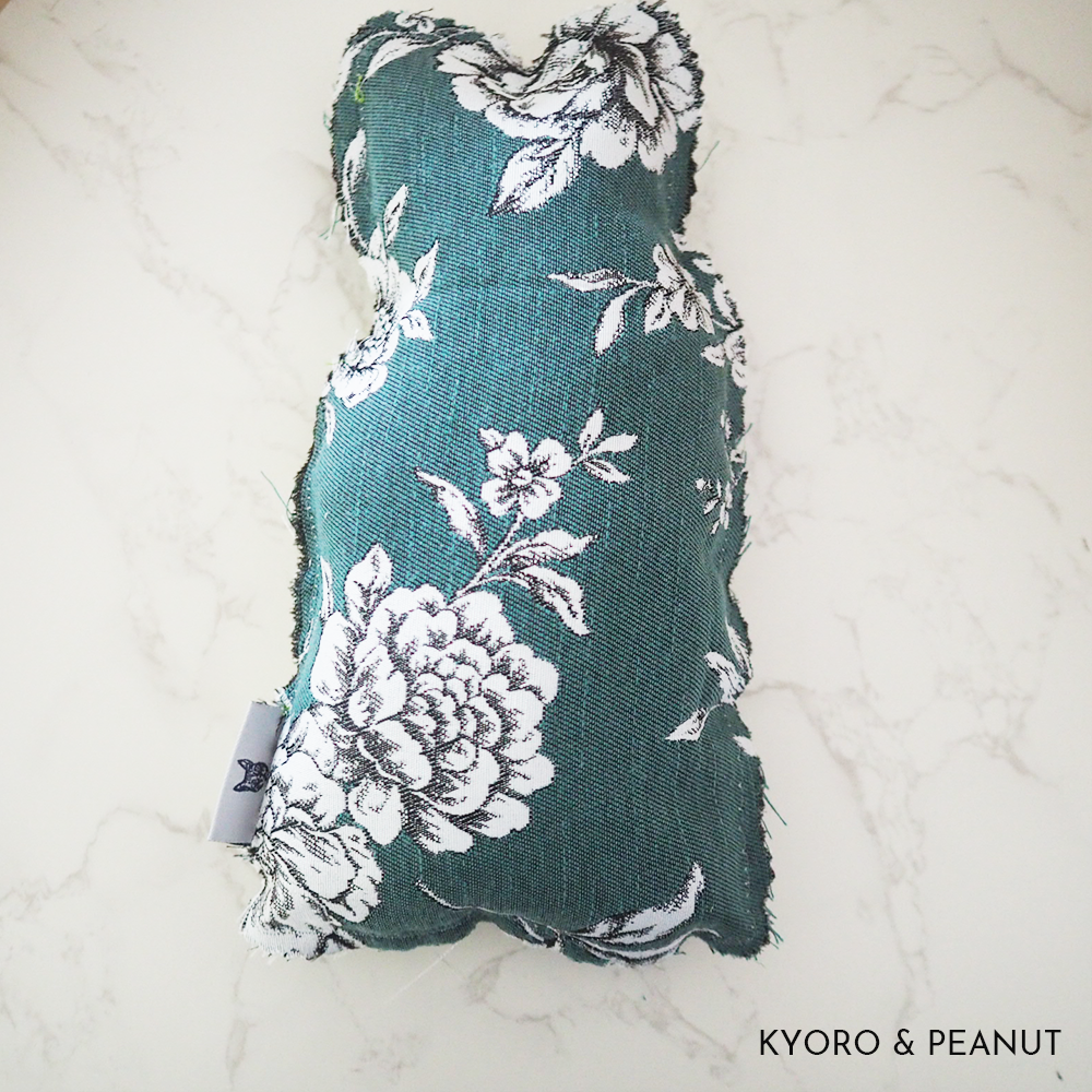 ラブコMART 　ラブコCATSのカレンダークッション (次回使えるお得なクーポン付き）