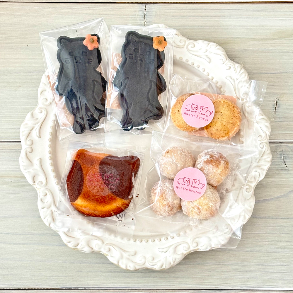 お散歩おかみちゃんのお菓子セット（マスコット付き）