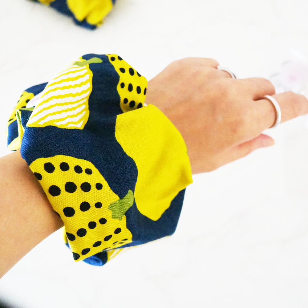 ケイコヤマシタのアームシュシュ ラブコCATミニ缶バッジつき