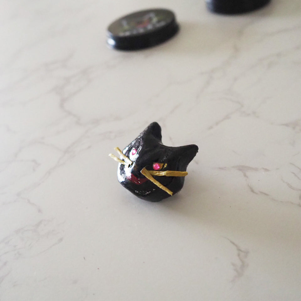 HANDMADEのおかみちゃん顔ブローチ